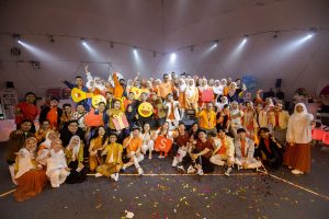 Image-2-Members-of-Shopee_s-influencer-community-striking-a-pose-for-a-group-photo