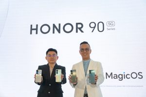 HONOR Malaysia Country Director Justin Li is holding HONOR 90 while HONOR Malaysia Deputy Country Director Matthew Ng is holding the HONOR 90 Lite and HONOR 90.