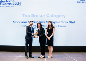 Indy Lau, COO of Moomoo Malaysia receiving the Top Broker (Overall) Award