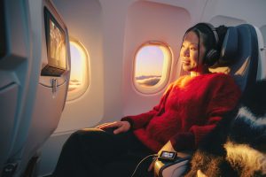 02.JBL-Tour-One-M3-Smart-Tx_Lifestyle Image_1