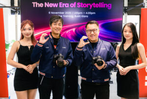 1. [Main Photo] Masato Yoshiie, President & CEO, and Edward Chang, Head of Image Communication Business Division, at Canon Marketing Malaysia, officiating the launch of the EOS R6 Mark III