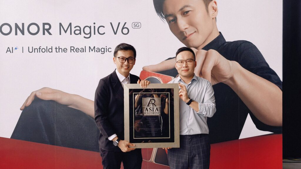 ASIA Records Chief Adjudicator, Eldrick Koh (Left), presenting the ASIA Records certificate for “Heaviest Aircraft T