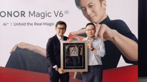 ASIA Records Chief Adjudicator, Eldrick Koh (Left), presenting the ASIA Records certificate for “Heaviest Aircraft T