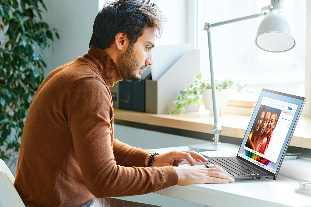 Acer-Aspire-18-AI-A18-I71M-Lifestyle-02