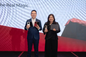 Deputy Country Director of HONOR Malaysia, Ethan Chen (left) and Head of Sales of HONOR Malaysia, Tan Pei Ling with the newly launched Magic V6 and MagicPad 4