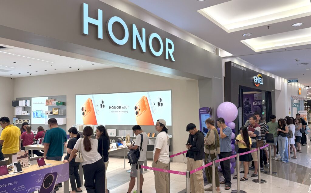 HONOR first day sale_AEON Mall Kuching