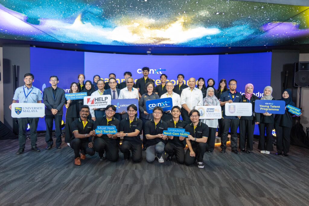 PHOTO 2 - Director General of the Ministry of Higher Education, Datuk Prof Dr. Azlinda Azman (centre), with CelcomDigi Chief Executive Officer Albern Murty (on her left), together with the second cohort of CelcomD